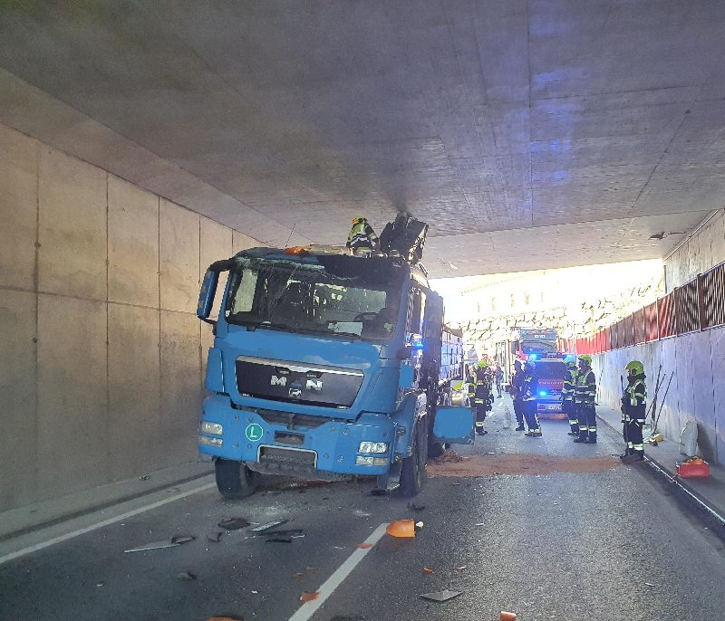 LKW steckt in Eisenbahnunterführung (Bild 1)